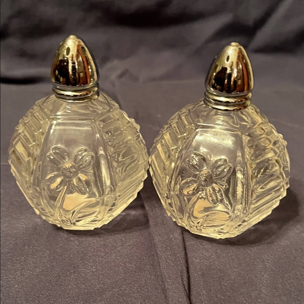 Vintage Rice and co Clear Glass Flower Salt and Pepper Shakers